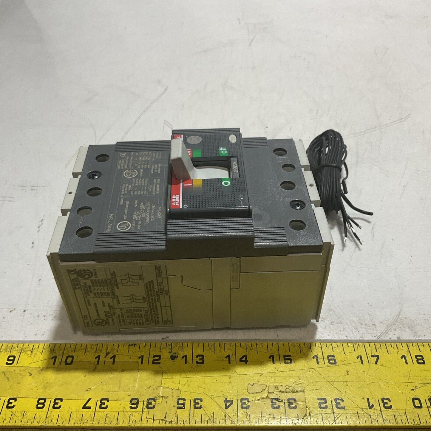 ABB TMAX T3 N 225 CIRCUIT BREAKER 3P 225A W AUX SWITCH U3S