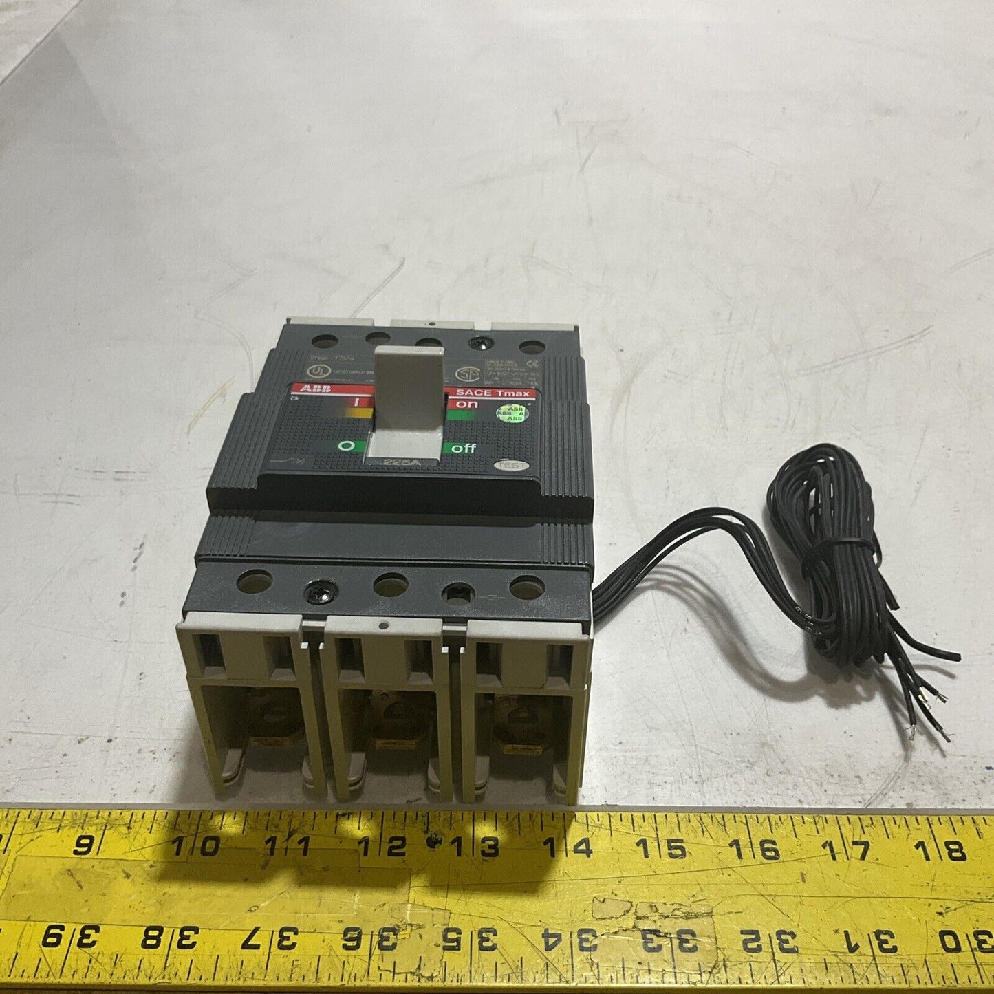 ABB TMAX T3 N 225 CIRCUIT BREAKER 3P 225A W AUX SWITCH U3S