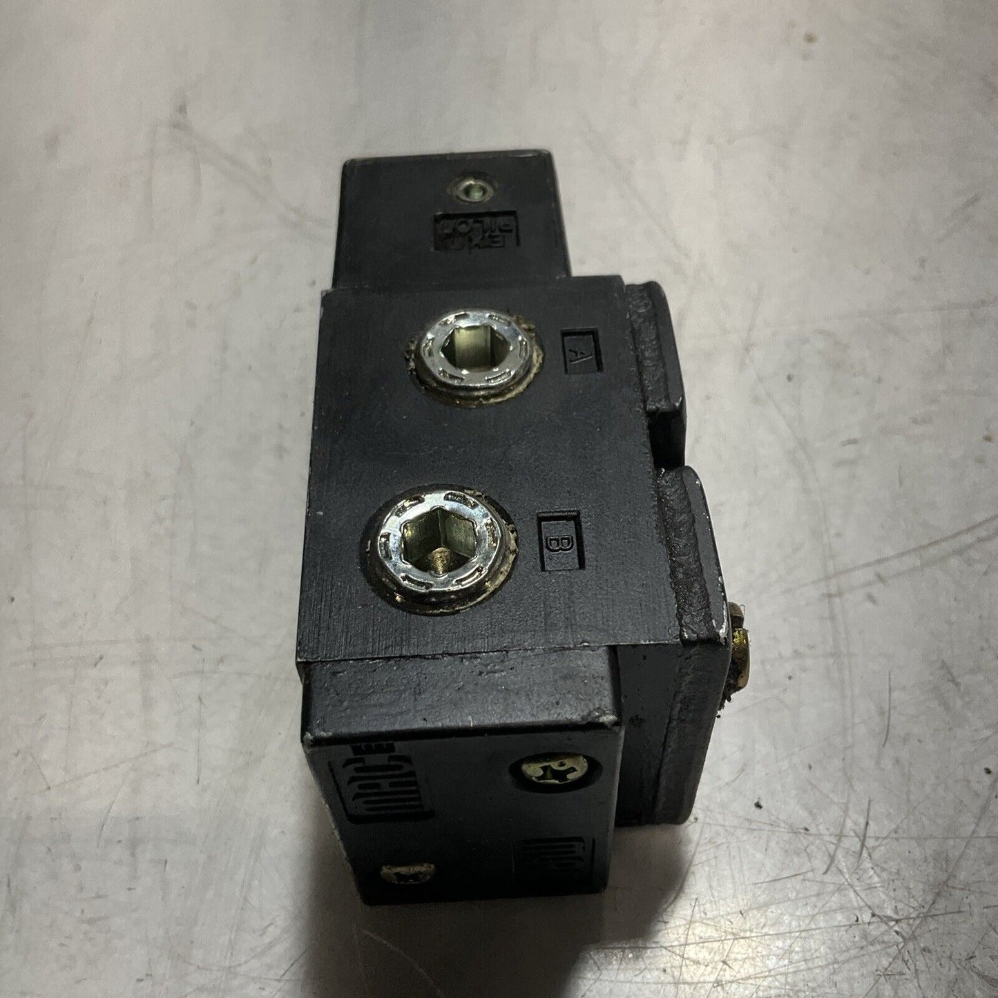 MAC 711C-12-PI-111CC PNEUMATIC VALVE MODEL 2208 U3S