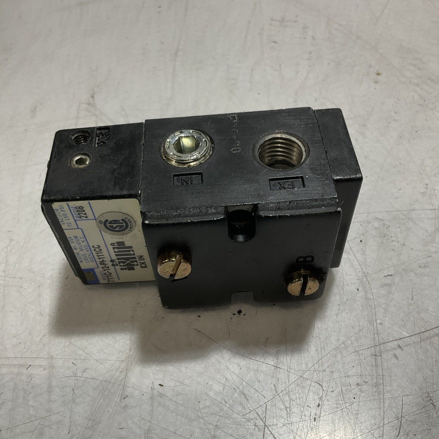 MAC 711C-12-PI-111CC PNEUMATIC VALVE MODEL 2208 U3S