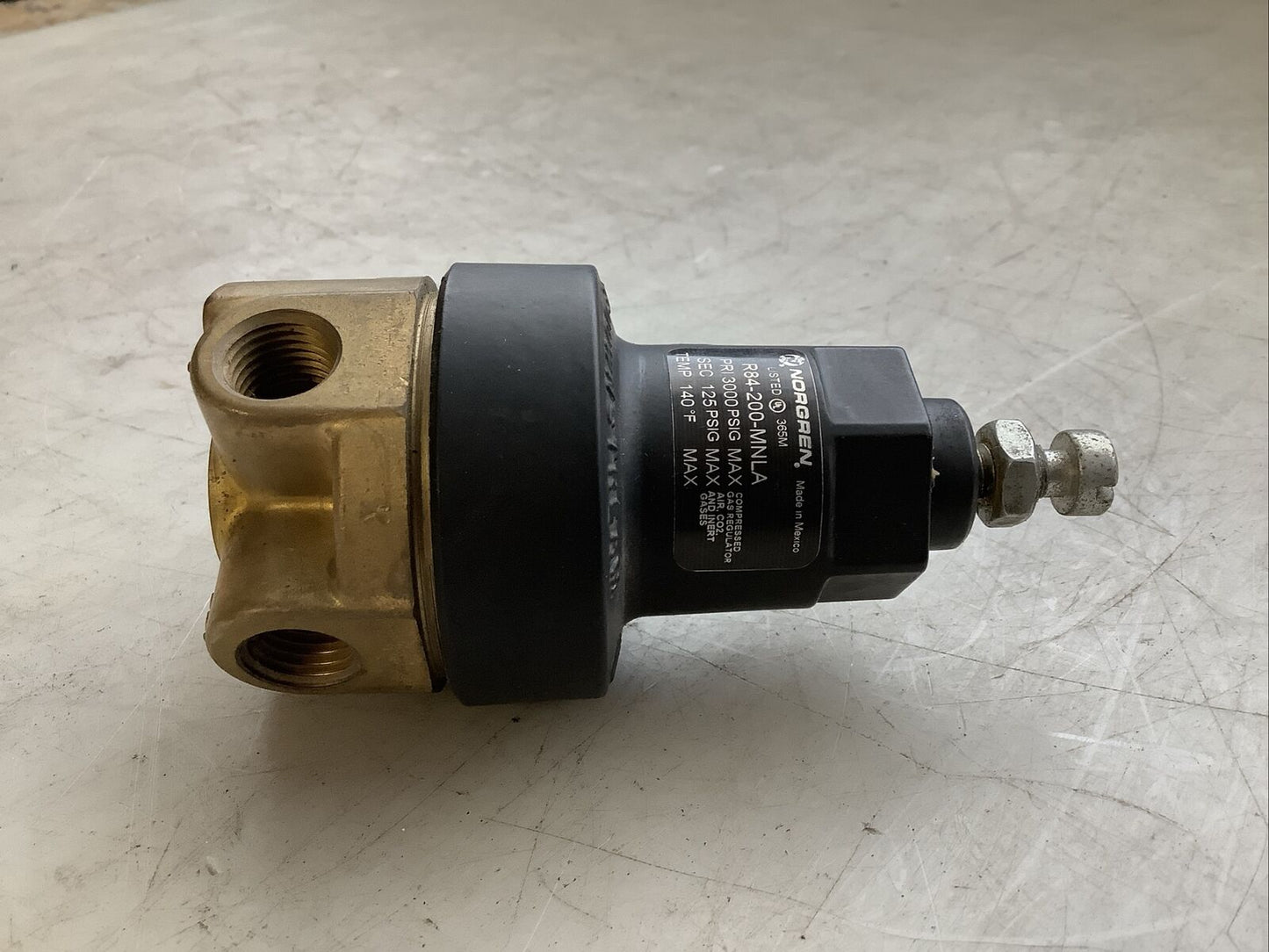 NORGREN R84-200-MNLA CYLINDER GAS REGULATOR CO2 1/4 IN PTF 125 PSIG N3M