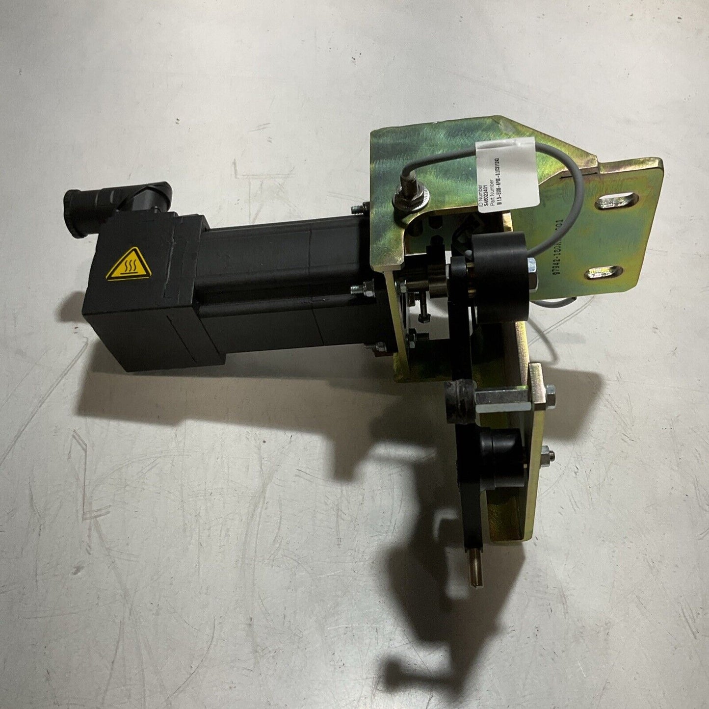 LENZE MCS06F41LRSB0-B11N-ST5S00NR2SUST.STARR SERVO MOTOR U3S