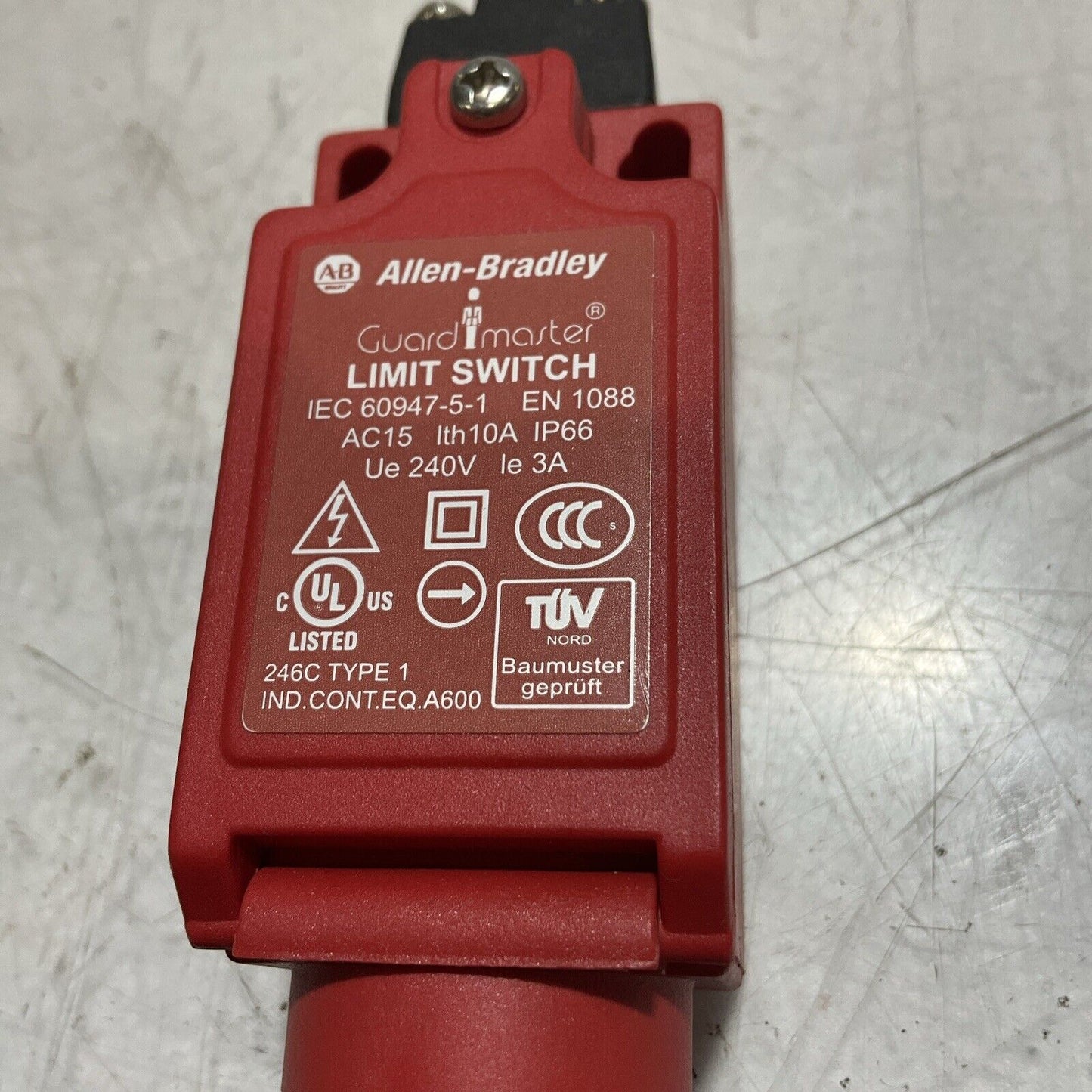 A-B ALLEN-BRADLEY 440P-CRPS11B A GUARD MASTER LIMIT SWITCH RM6