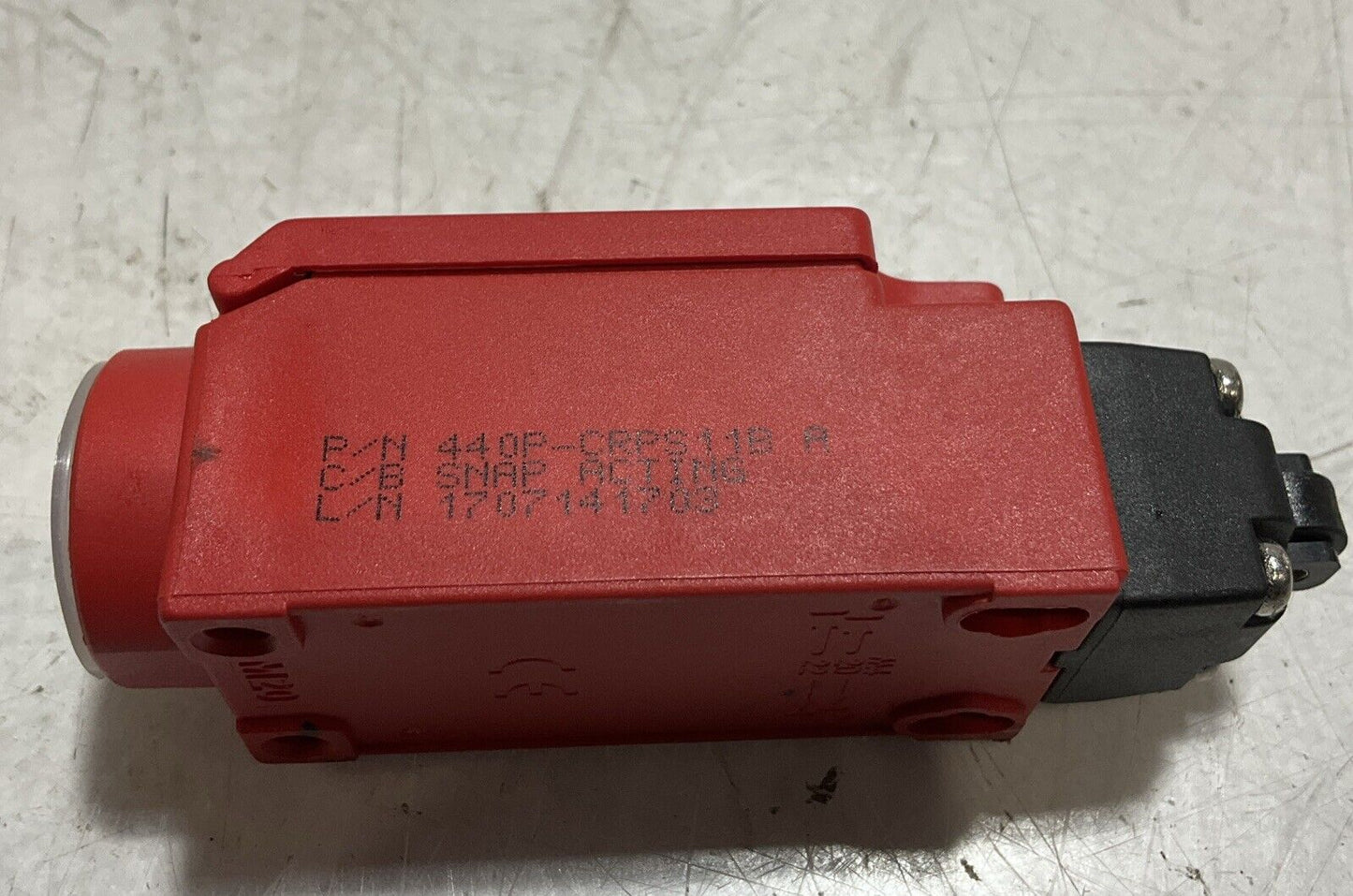 A-B ALLEN-BRADLEY 440P-CRPS11B A GUARD MASTER LIMIT SWITCH RM6