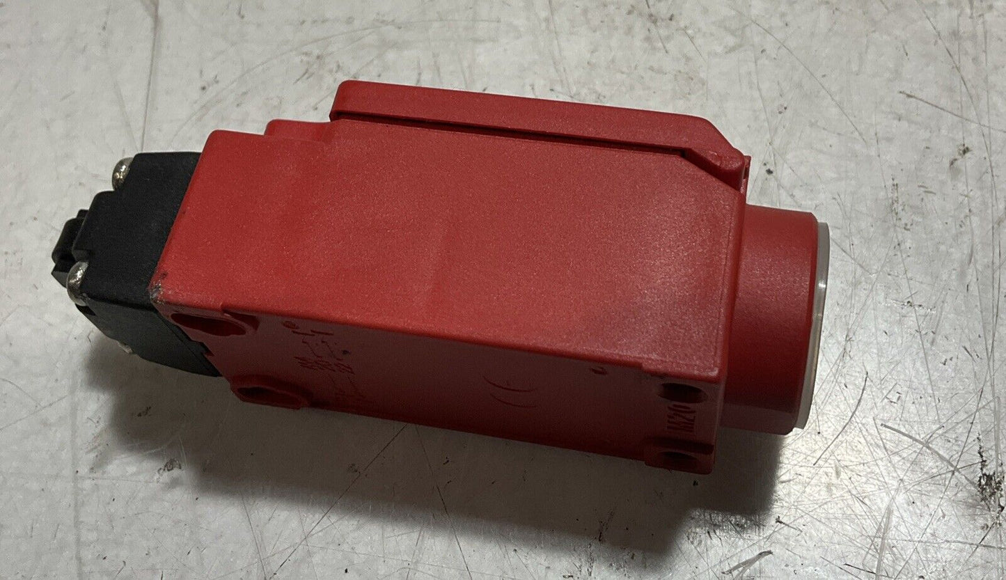 A-B ALLEN-BRADLEY 440P-CRPS11B A GUARD MASTER LIMIT SWITCH RM6