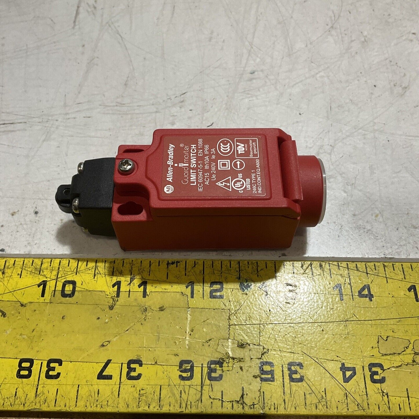 A-B ALLEN-BRADLEY 440P-CRPS11B A GUARD MASTER LIMIT SWITCH RM6