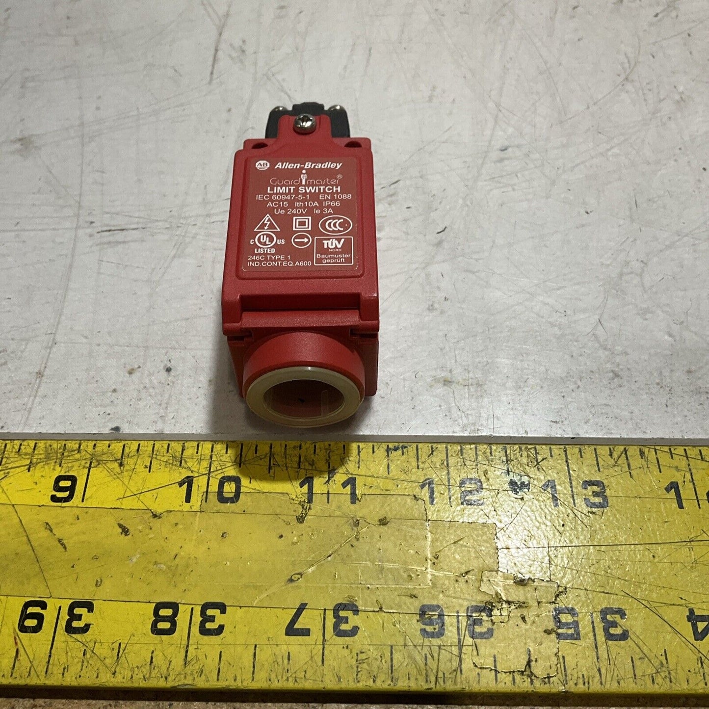 A-B ALLEN-BRADLEY 440P-CRPS11B A GUARD MASTER LIMIT SWITCH RM6