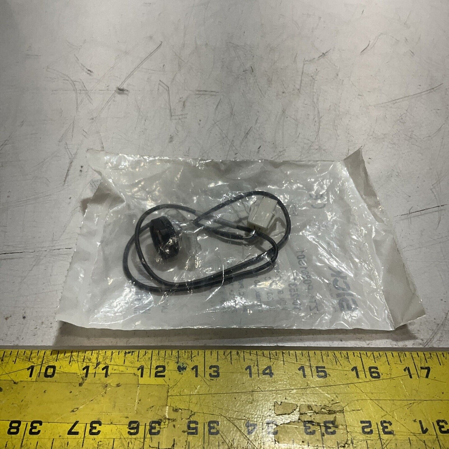 SICK ZT1-P0801S01 PHOTOELECTRIC SENSOR 30VDC LOT OF 4 U3S