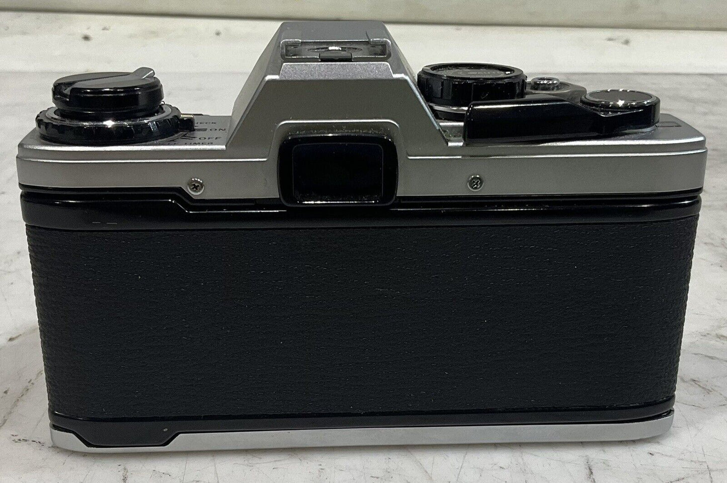 OLYMPUS OM10 50MM MANUAL FOCUS CAMERA LENSES ACCESSORIES AND CASE SET C.1979 U3S