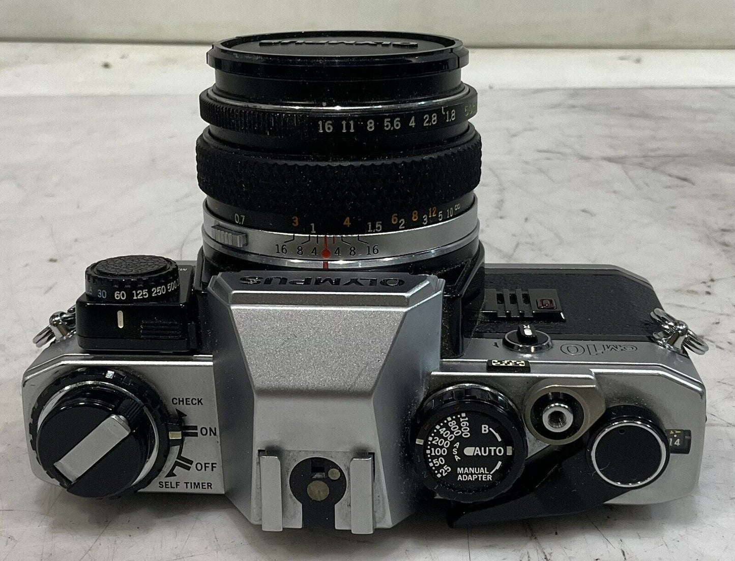 OLYMPUS OM10 50MM MANUAL FOCUS CAMERA LENSES ACCESSORIES AND CASE SET C.1979 U3S