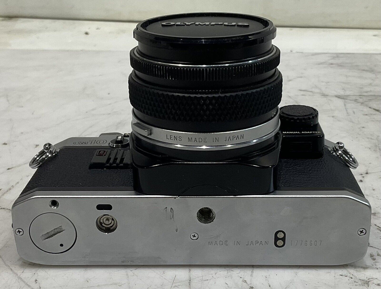 OLYMPUS OM10 50MM MANUAL FOCUS CAMERA LENSES ACCESSORIES AND CASE SET C.1979 U3S