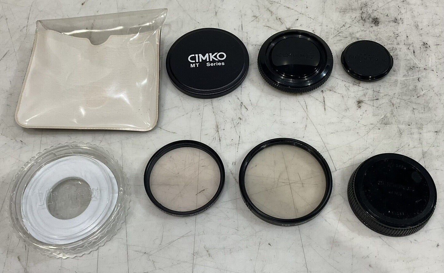 OLYMPUS OM10 50MM MANUAL FOCUS CAMERA LENSES ACCESSORIES AND CASE SET C.1979 U3S