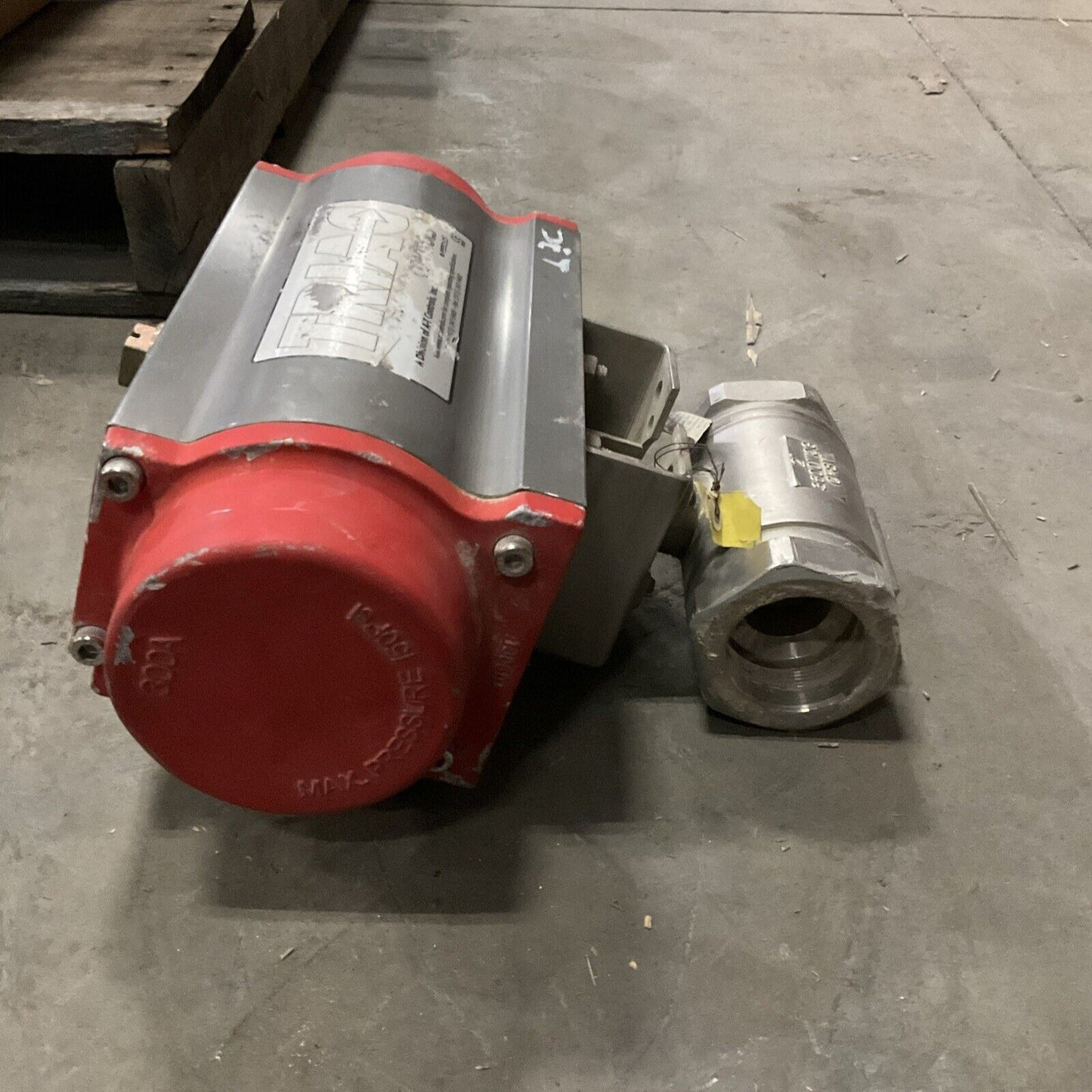 TRIAC SPRING RETURN ACTUATORS W/ 2" VALVE MODEL F23TZ2002R6SXX 476