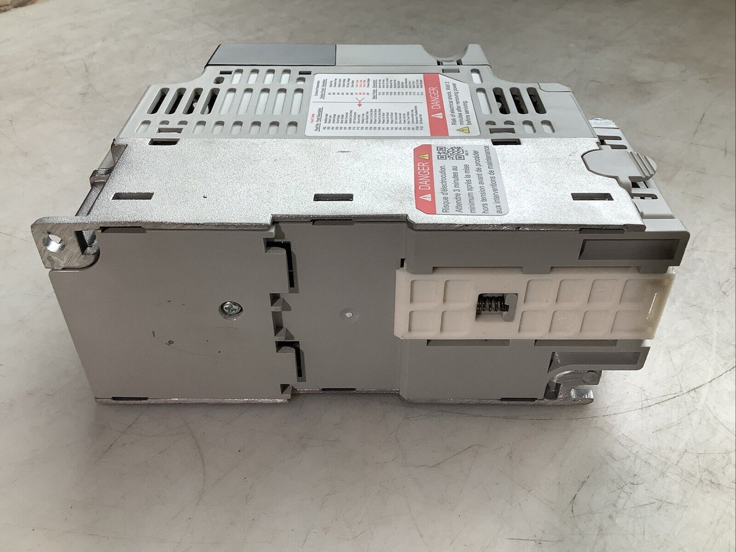 ALLEN BRADLEY 22F-B1P6N103 POWERFLEX 4M AC DRIVE 0.25HP 3PH 180-264VAC 1.9A C2H
