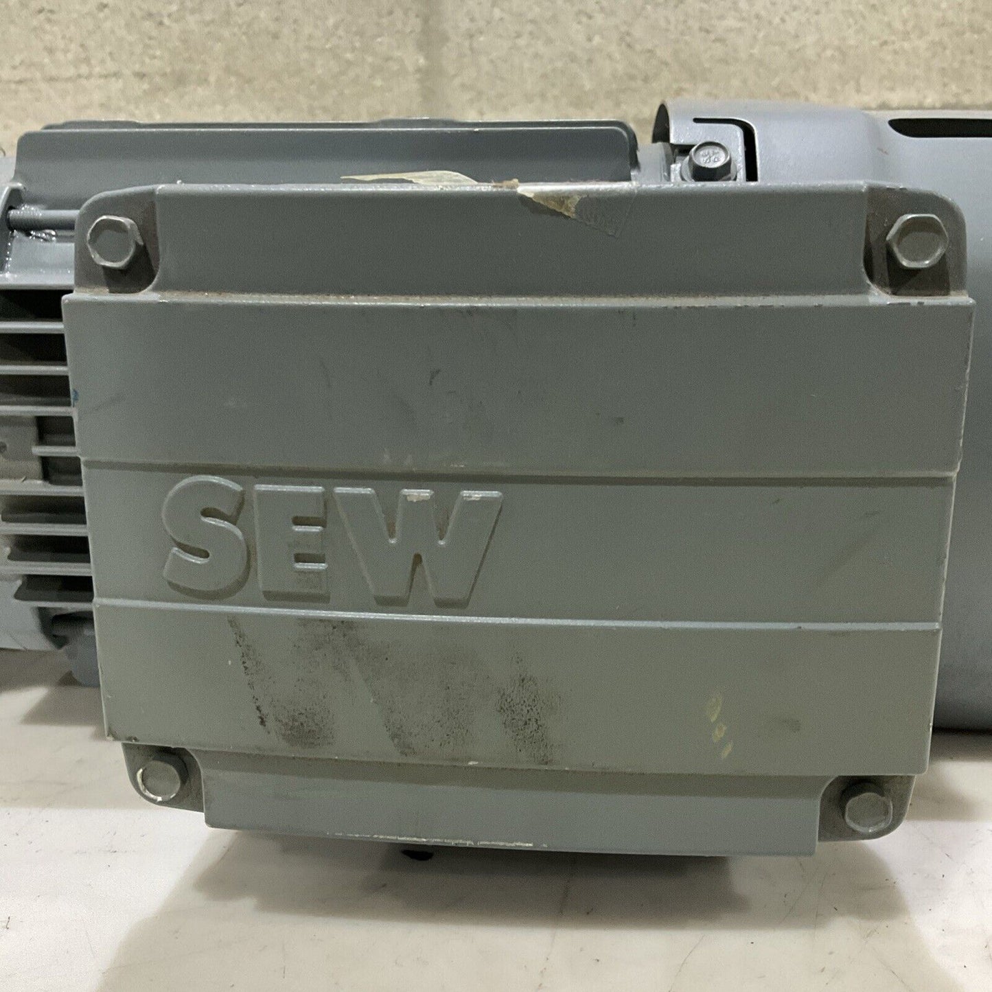 SEW-EURODRIVE RF37 DRE80M4BE1 01.7190971701.0001.15 INVERTER MOTOR 1740 C2H