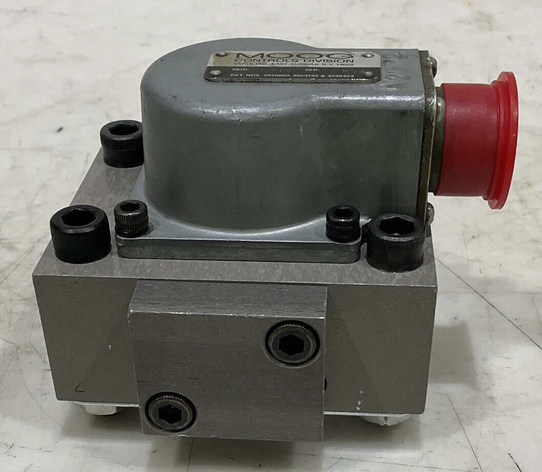 MOOG 76-185 M2021851 FLOW CONTROL HYDRAULIC SERVO VALVE 373