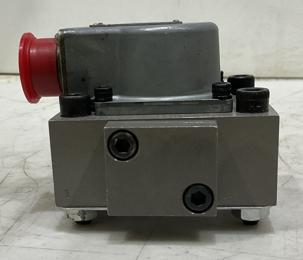 MOOG 76-185 M2021851 FLOW CONTROL HYDRAULIC SERVO VALVE 373