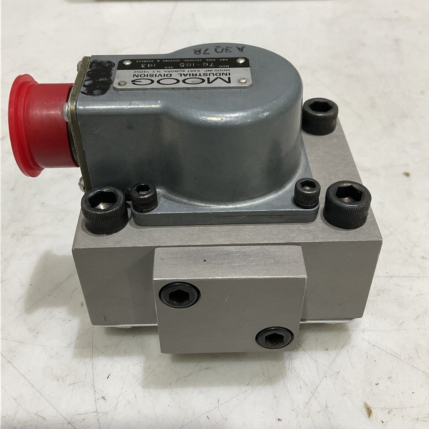 MOOG 76-185 M2021851 FLOW CONTROL HYDRAULIC SERVO VALVE 373