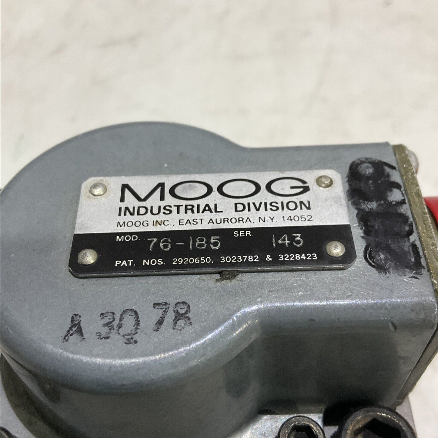 MOOG 76-185 M2021851 FLOW CONTROL HYDRAULIC SERVO VALVE 373