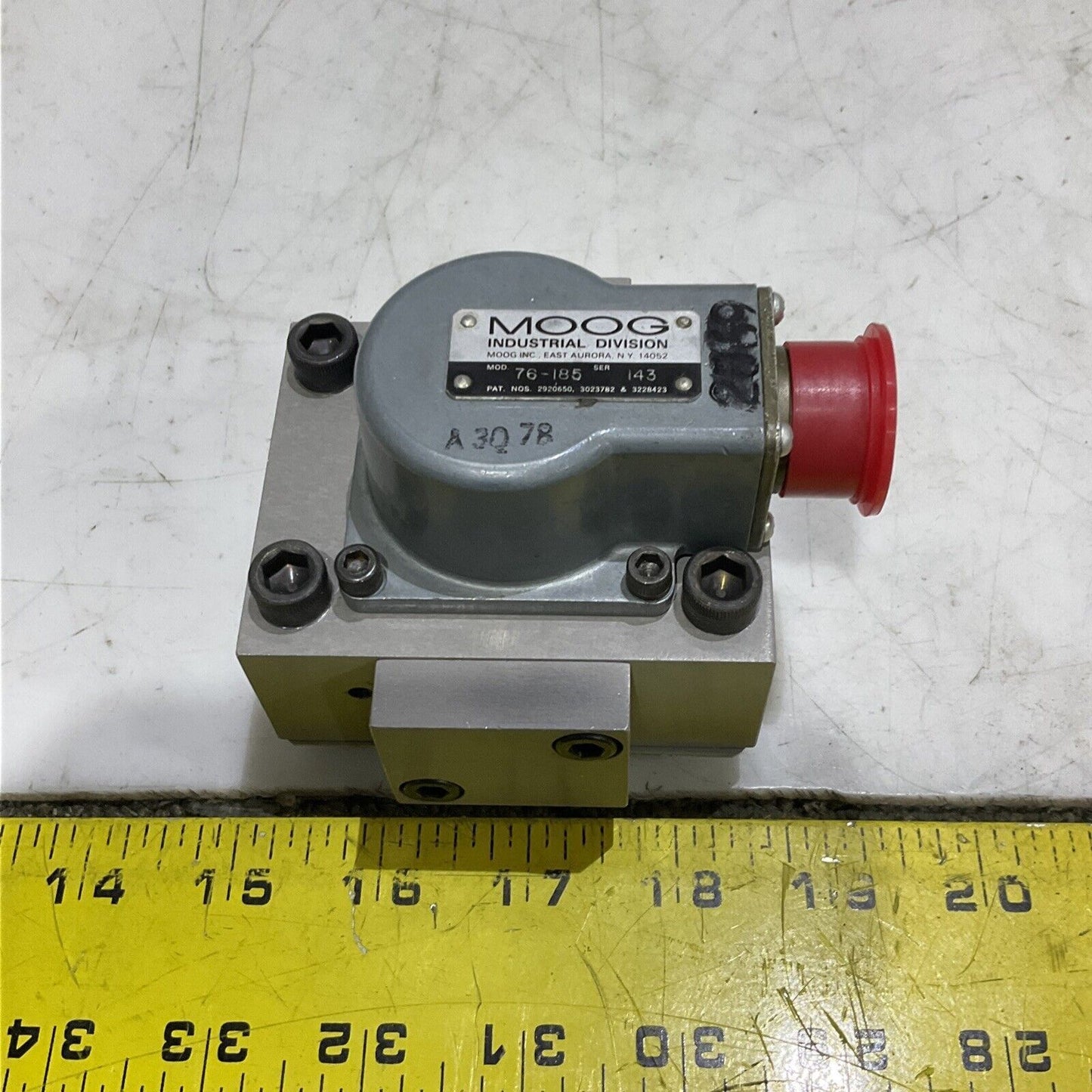 MOOG 76-185 M2021851 FLOW CONTROL HYDRAULIC SERVO VALVE 373