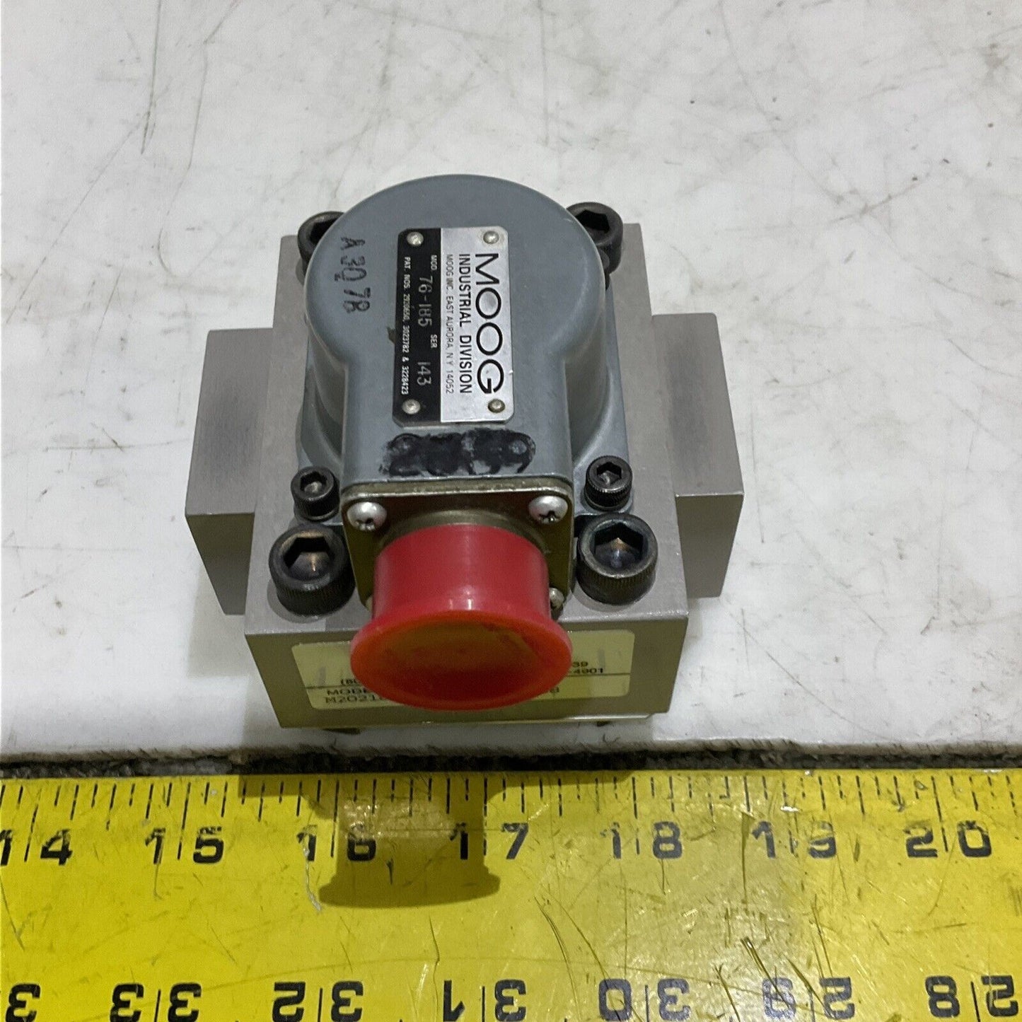 MOOG 76-185 M2021851 FLOW CONTROL HYDRAULIC SERVO VALVE 373