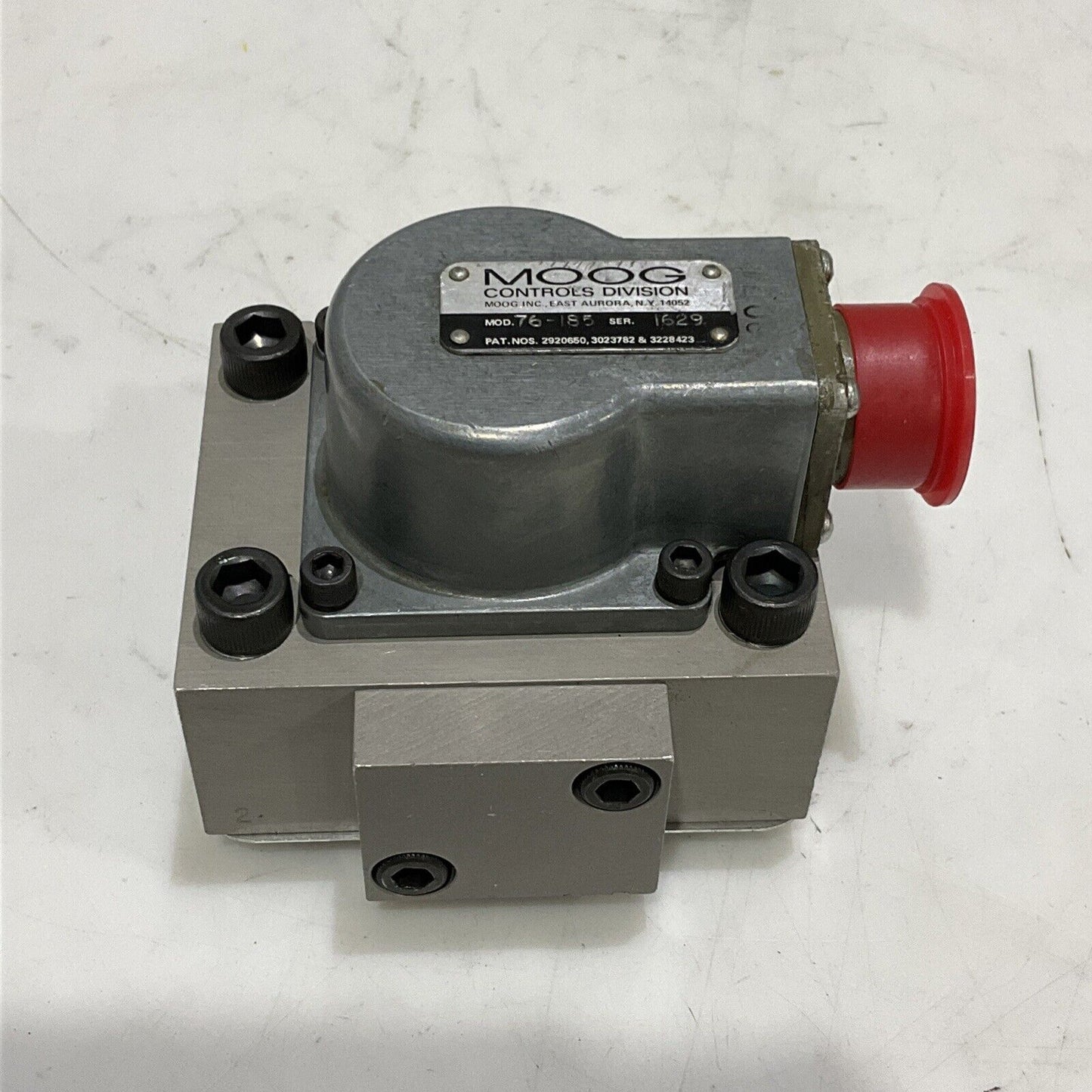 MOOG 76-185 M2021851 FLOW CONTROL HYDRAULIC SERVO VALVE 373