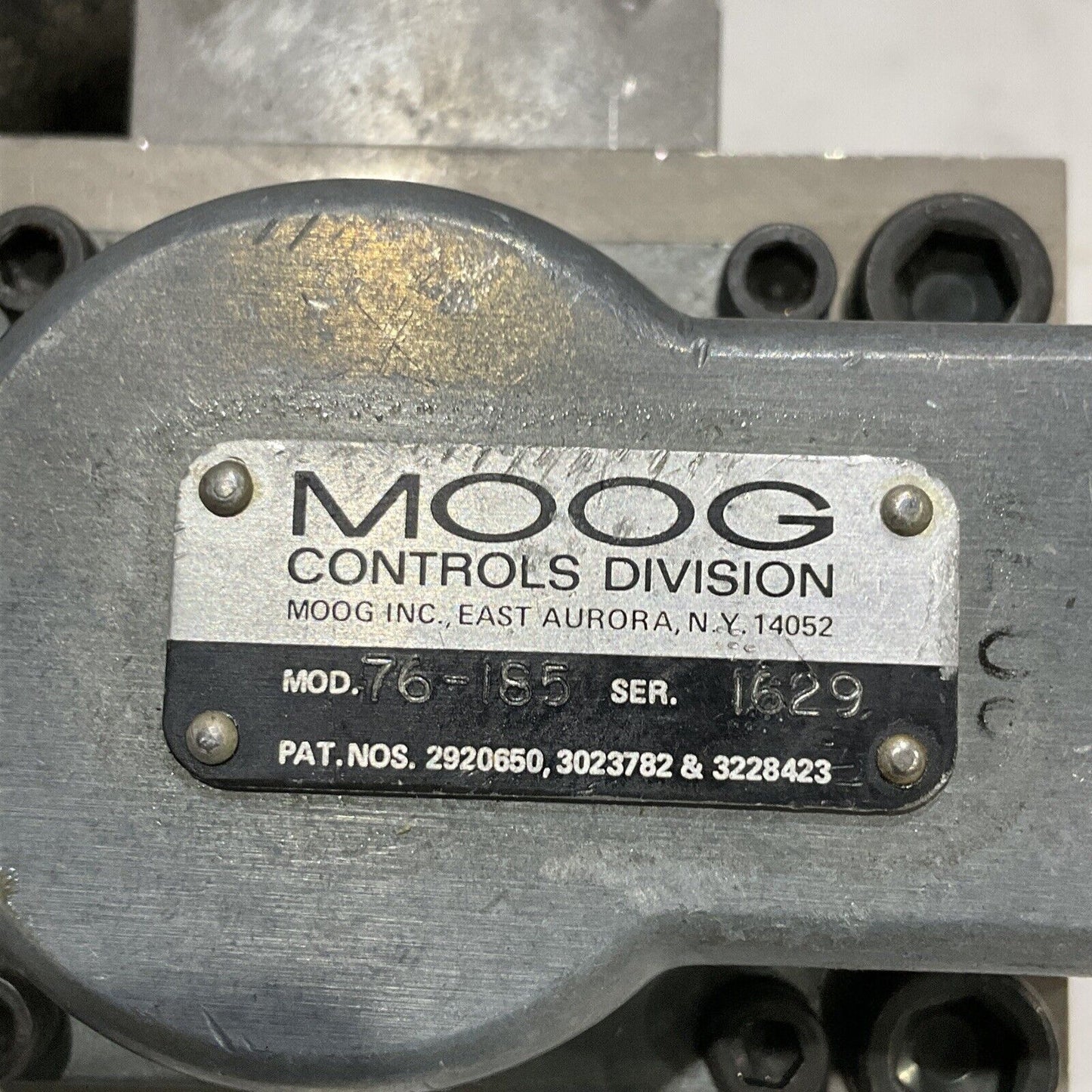 MOOG 76-185 M2021851 FLOW CONTROL HYDRAULIC SERVO VALVE 373