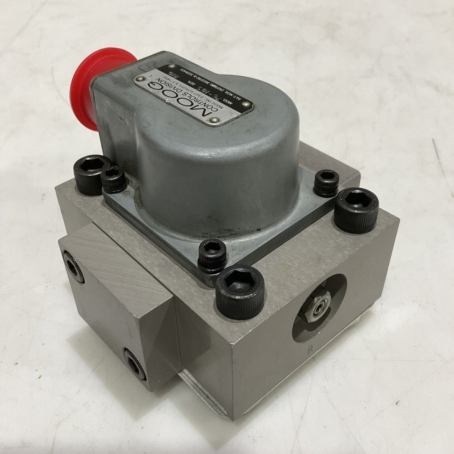 MOOG 76-185 M2021851 FLOW CONTROL HYDRAULIC SERVO VALVE 373