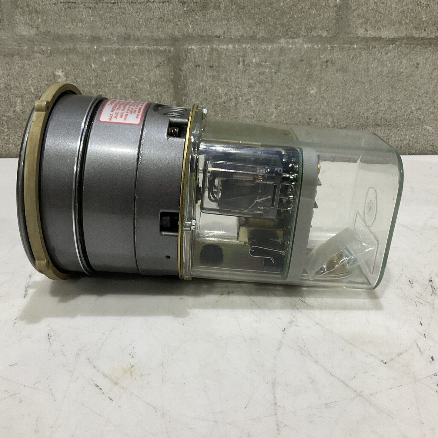 DWYER 43220 W03U CAPSU-PHOTOHELIC PRESSURE SWITCH/GAUGE 500 PSIG SERIES 43000 5W