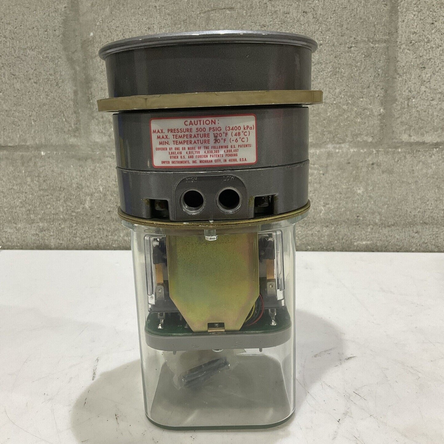 DWYER 43220 W03U CAPSU-PHOTOHELIC PRESSURE SWITCH/GAUGE 500 PSIG SERIES 43000 5W