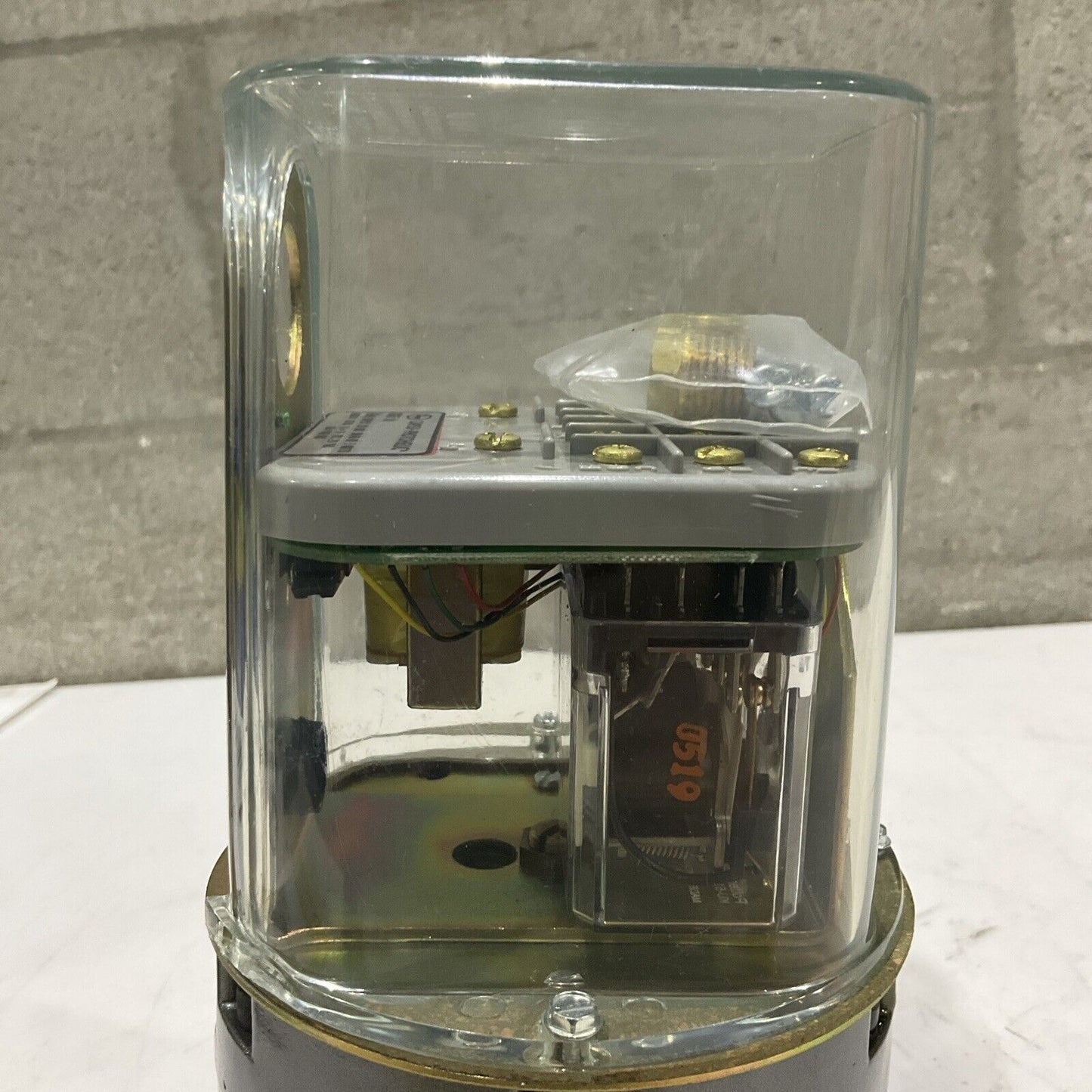 DWYER 43220 W03U CAPSU-PHOTOHELIC PRESSURE SWITCH/GAUGE 500 PSIG SERIES 43000 5W