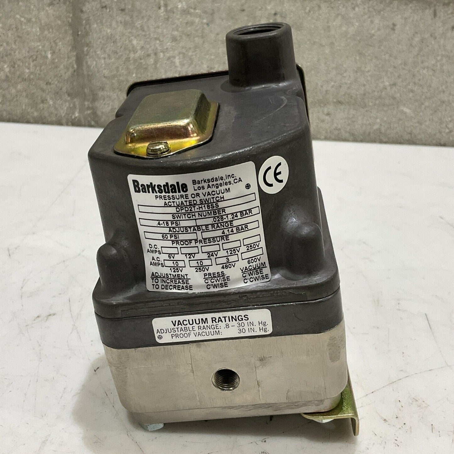 BARKSDALE DPD2T-H18SS PRESSURE VACUUM SWITCH 60 PSI 4.14 BAR