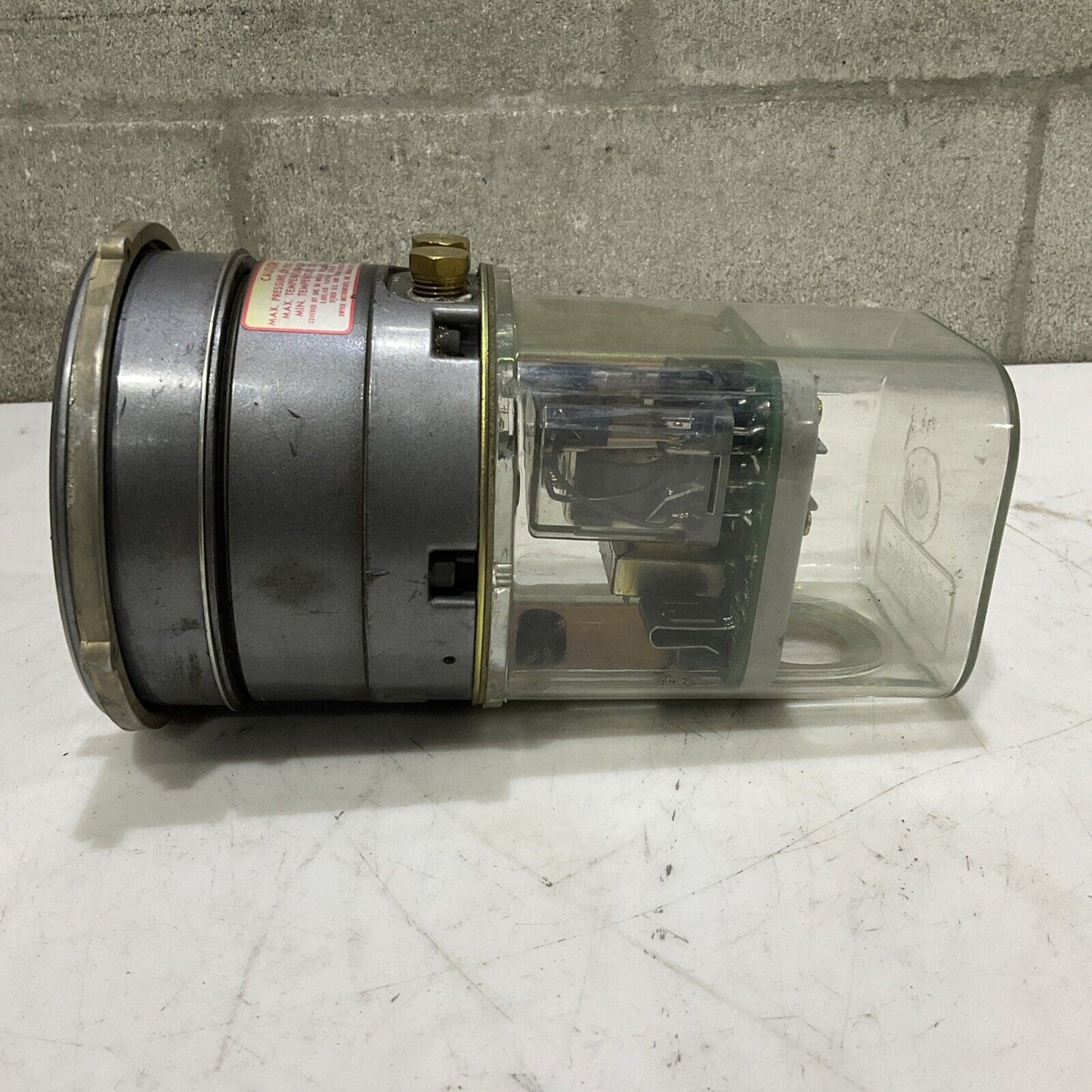 DWYER 43220 W07R CAPSU-PHOTOHELIC PRESSURE SWITCH GAUGE SERIES 4300 500 PSIG