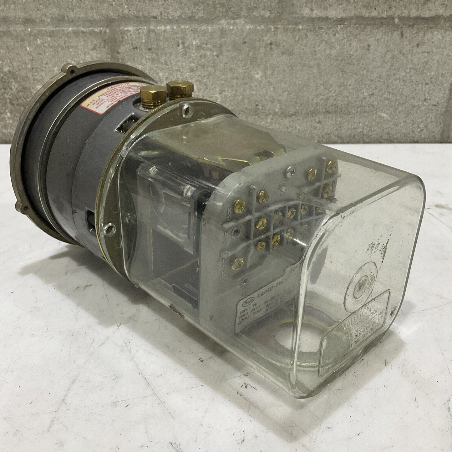 DWYER 43220 W07R CAPSU-PHOTOHELIC PRESSURE SWITCH GAUGE SERIES 4300 500 PSIG