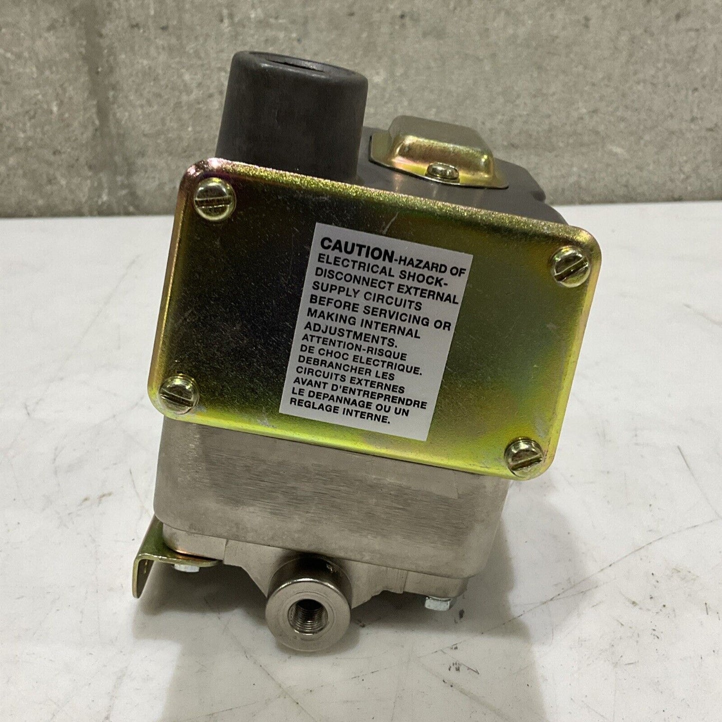 BARKSDALE DPD2T-H18SS PRESSURE VACUUM SWITCH 60 PSI 4.14 BAR