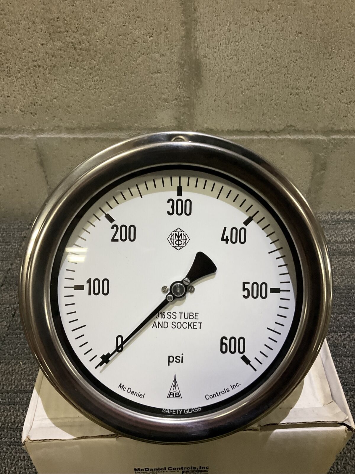 MCDANIEL CONTROLS AB20206 PRESSURE GAUGE 0600 PSI 1/2" NPT NEW IN B