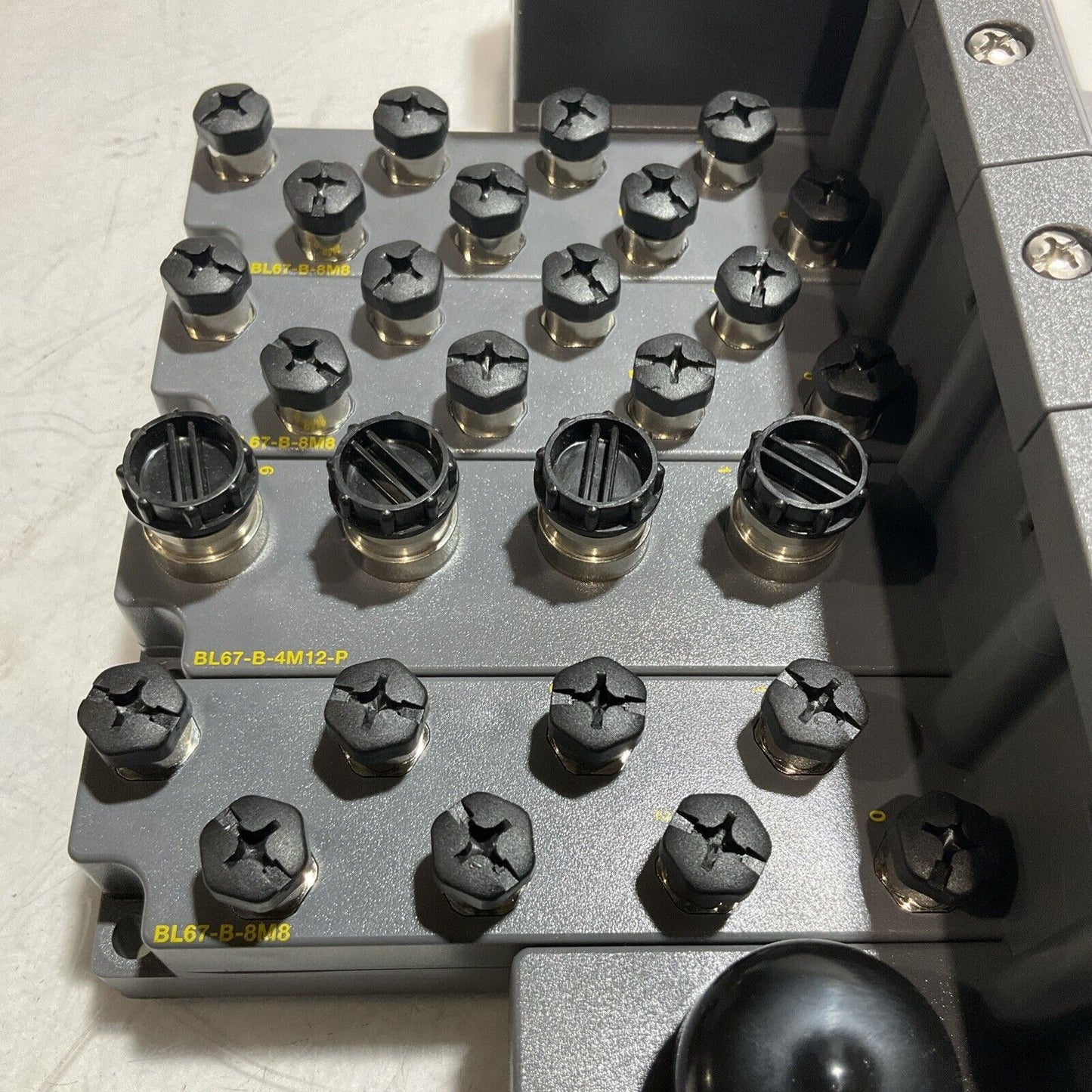 TURCK BL67 8DI-P BL67-B-1M23 -19 BUS STOP BASE AND IN/OUT PUT MODULES U3S
