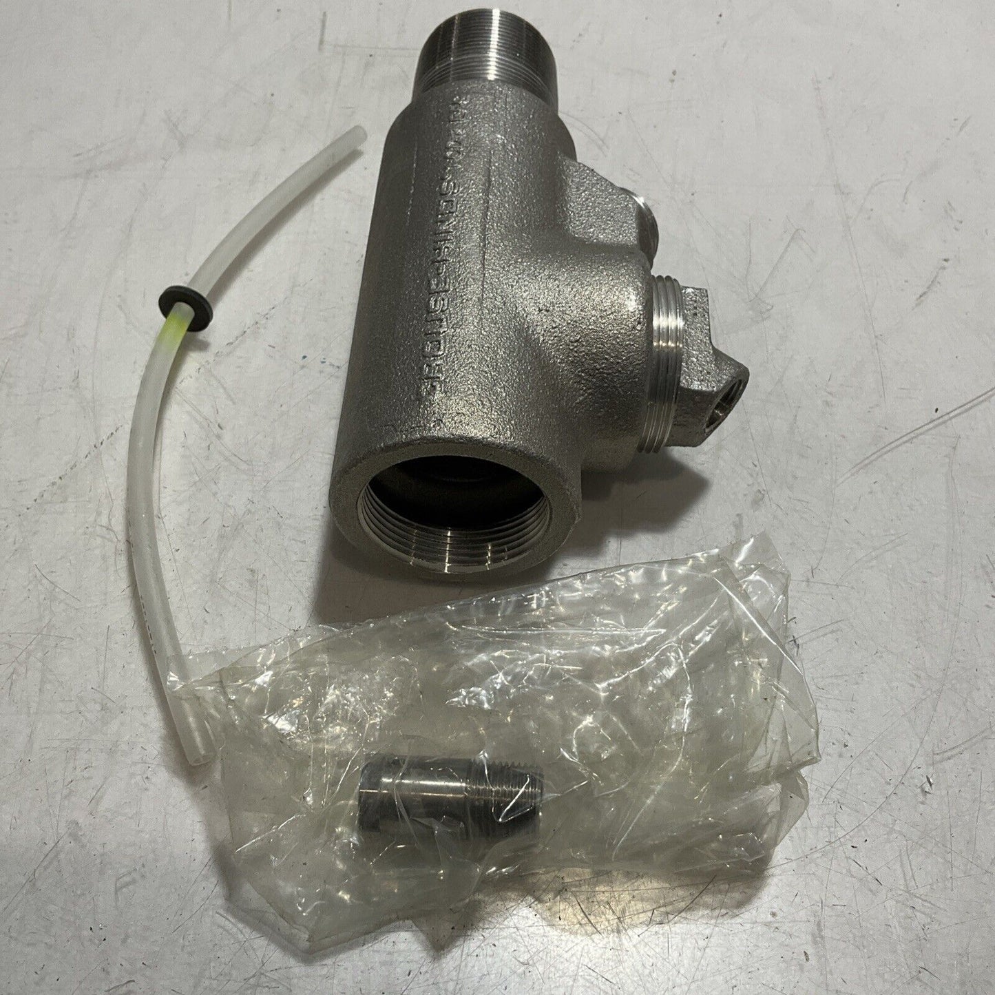 EATON CROUSE-HINDS EYD56 SA MAKE & FEMALE HUB WITH DRAINS SIZE 1 1/2” 41MM 678