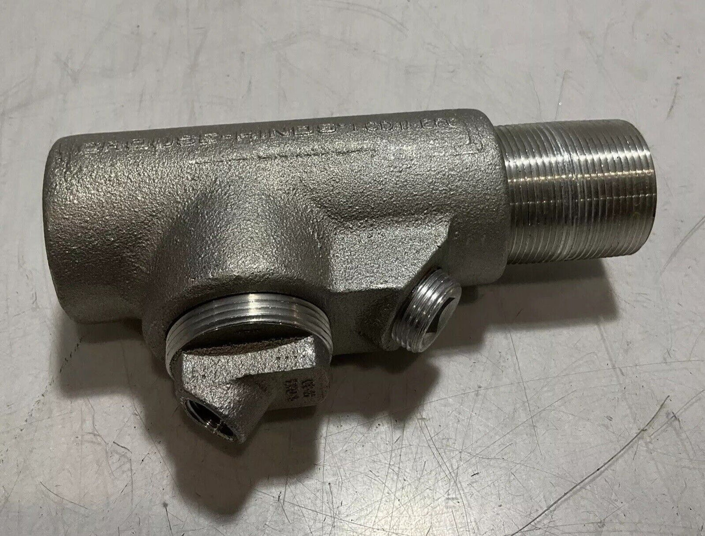 EATON CROUSE-HINDS EYD56 SA MAKE & FEMALE HUB WITH DRAINS SIZE 1 1/2” 41MM 678