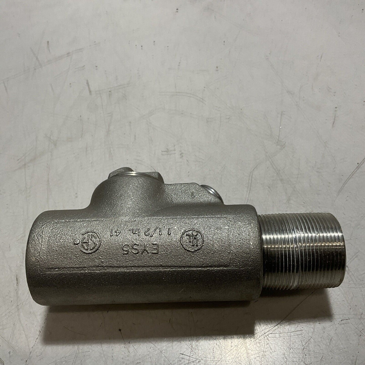 EATON CROUSE-HINDS EYD56 SA MAKE & FEMALE HUB WITH DRAINS SIZE 1 1/2” 41MM 678