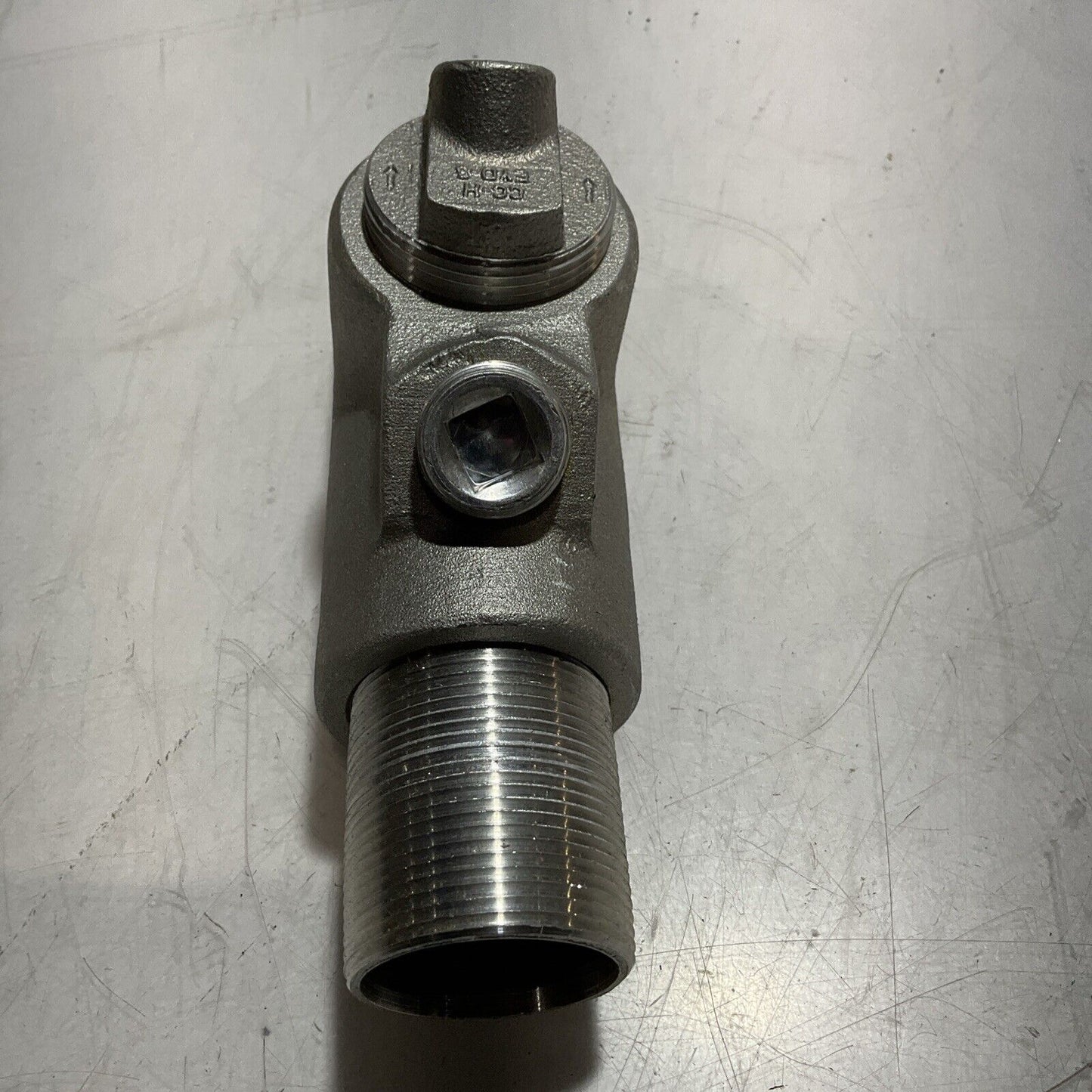 EATON CROUSE-HINDS EYD56 SA MAKE & FEMALE HUB WITH DRAINS SIZE 1 1/2” 41MM 678