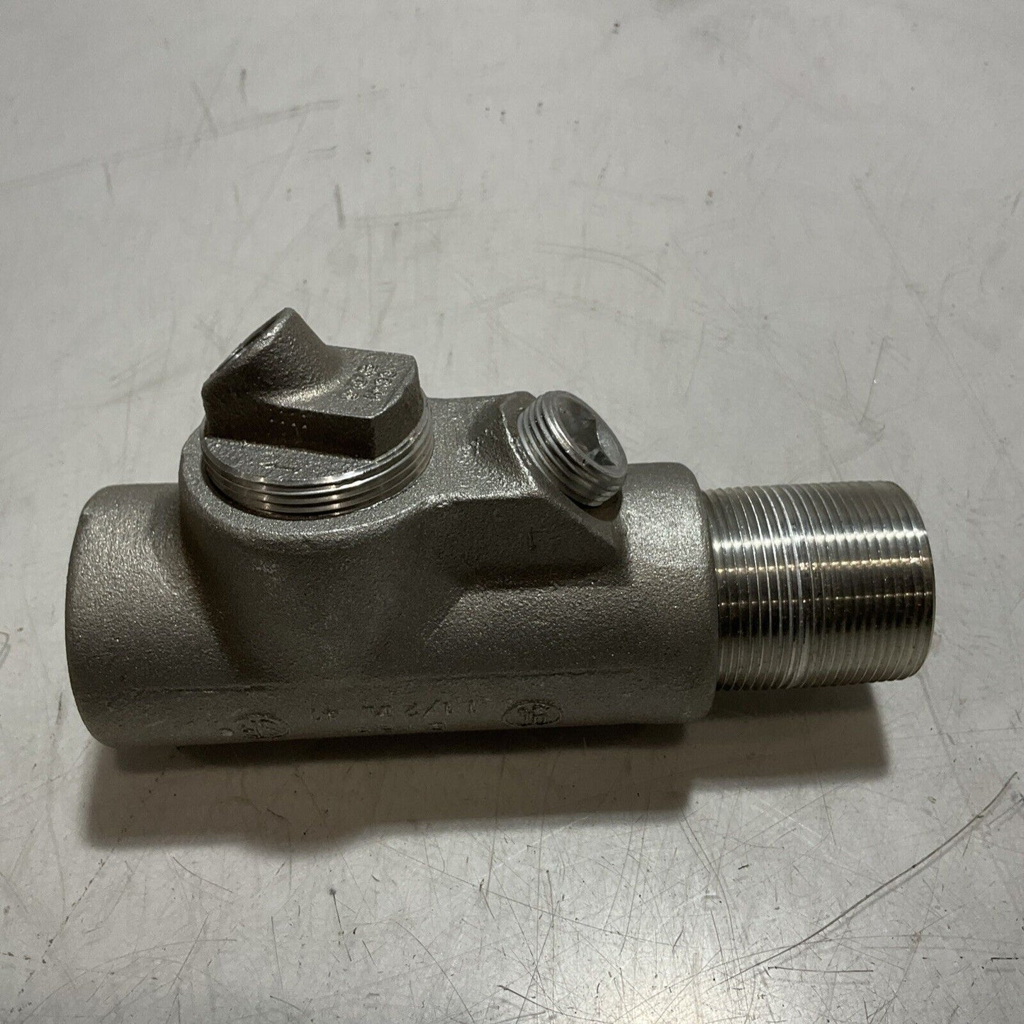 EATON CROUSE-HINDS EYD56 SA MAKE & FEMALE HUB WITH DRAINS SIZE 1 1/2” 41MM 678