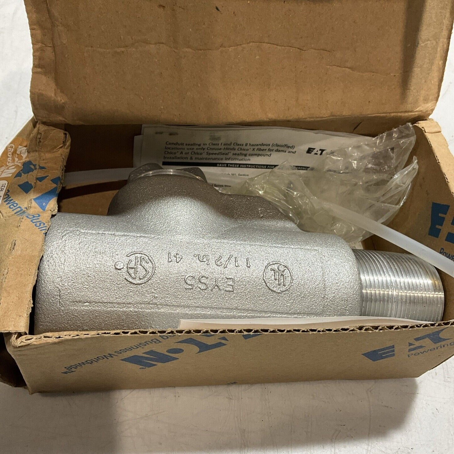 EATON CROUSE-HINDS EYD56 SA MAKE & FEMALE HUB WITH DRAINS SIZE 1 1/2” 41MM 678