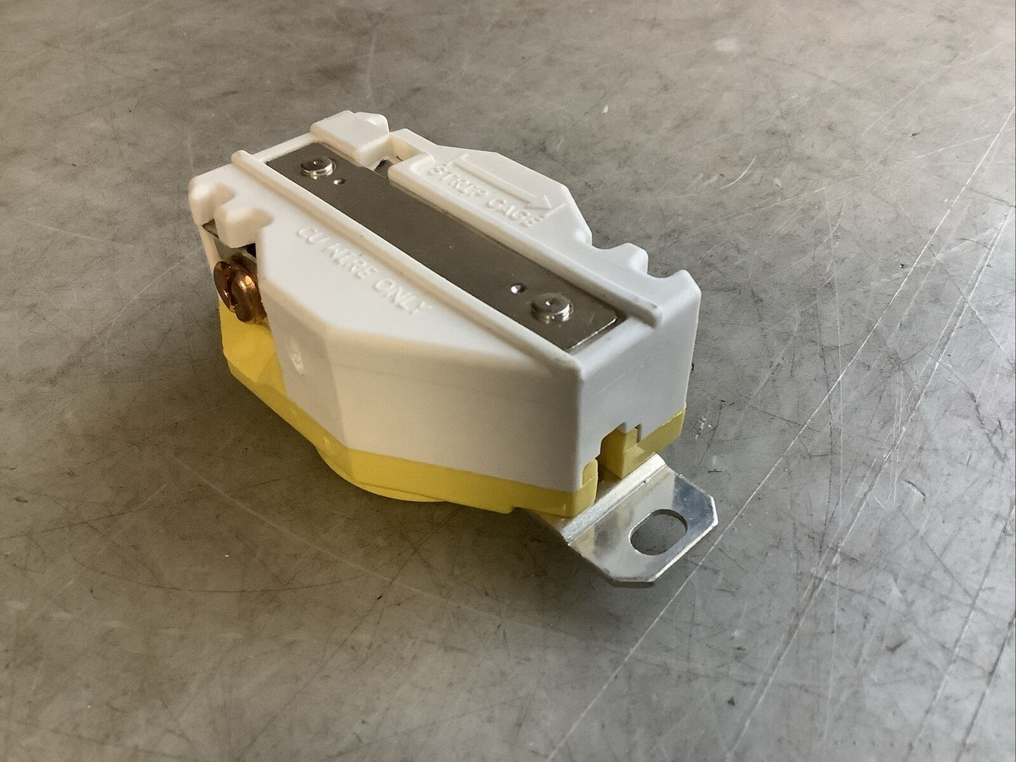 HUBBELL HBL26CM20 TWIST-LOCK RECEPTACLE 30A 250V 2P 3W 554