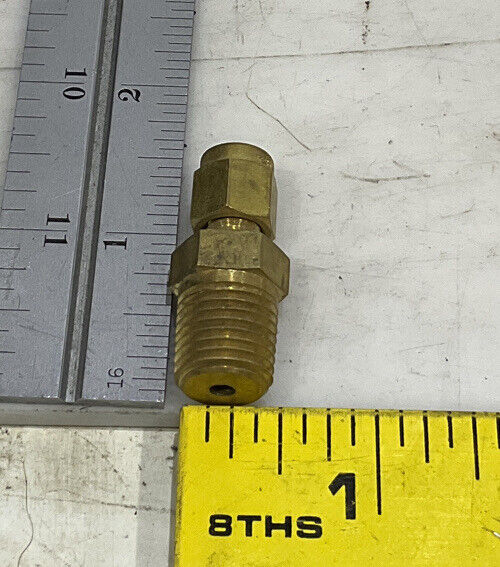 SWAGELOK B-200-1-2 MALE CONNECTOR LOT OF 2 476