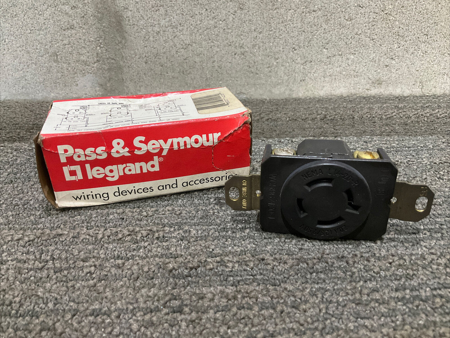 PASS AND SEYMOUR LEGRAND L1420-R TURNLOK RECEPTACLE 444