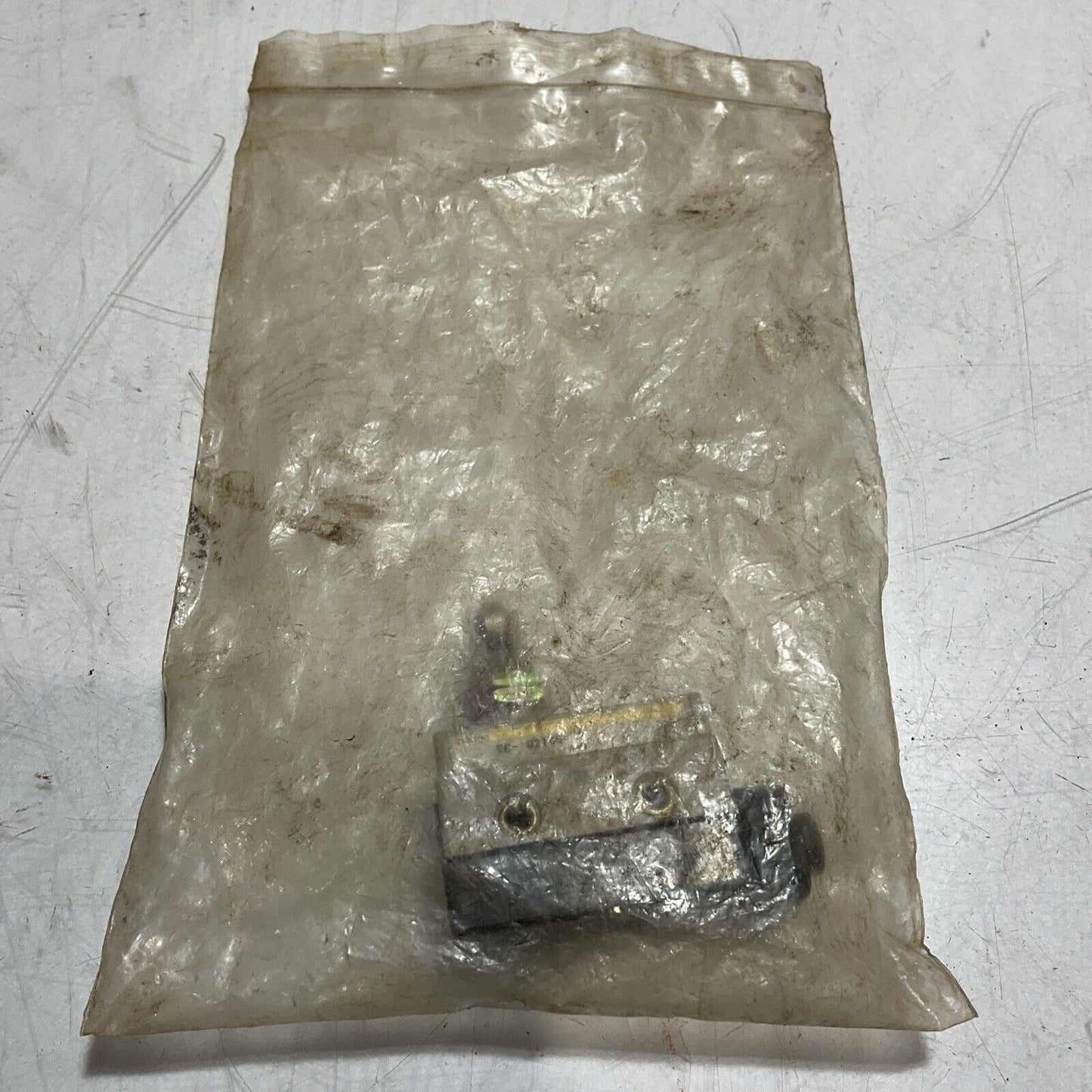 OMRON ZC-Q2155 MINIATURE ENCLOSED LIMITED SWITCH 125VDC 222