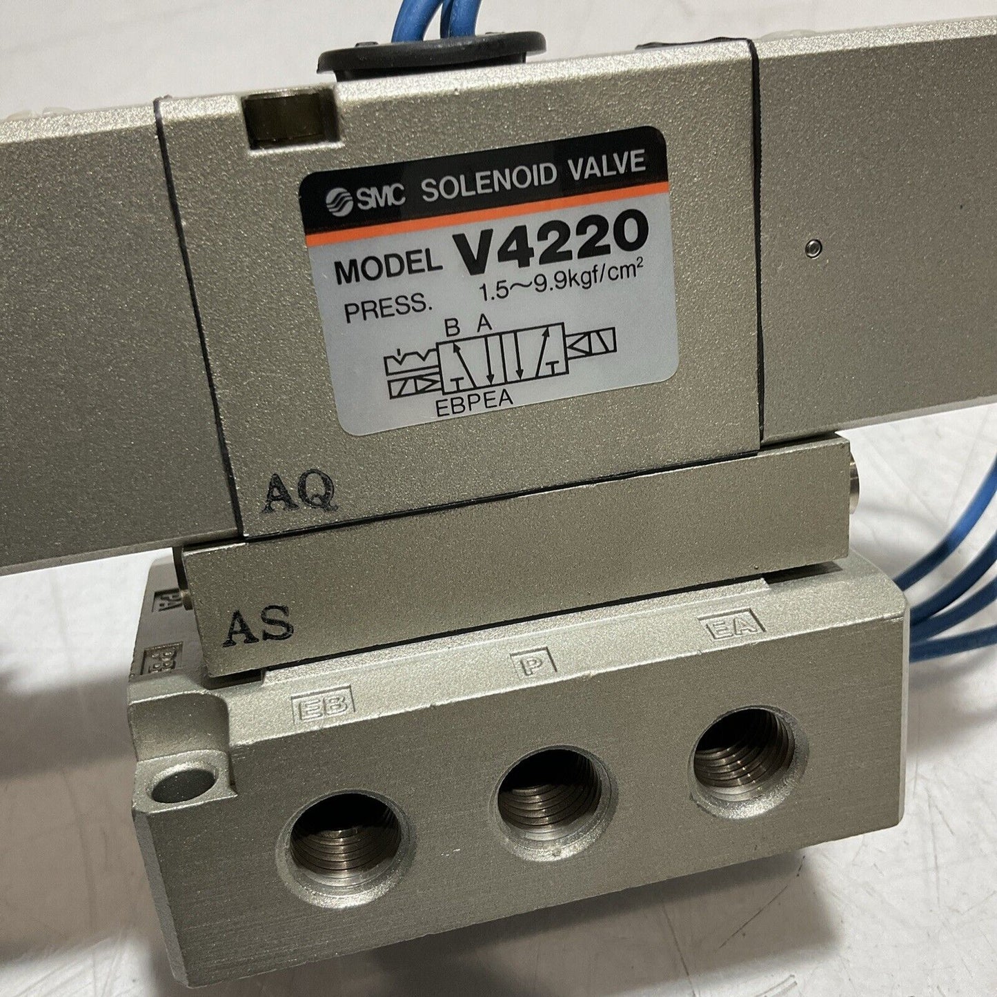 SMC V4220 SOLENOID VALVE PRESS 1.5-9.9KGF/CM2 333