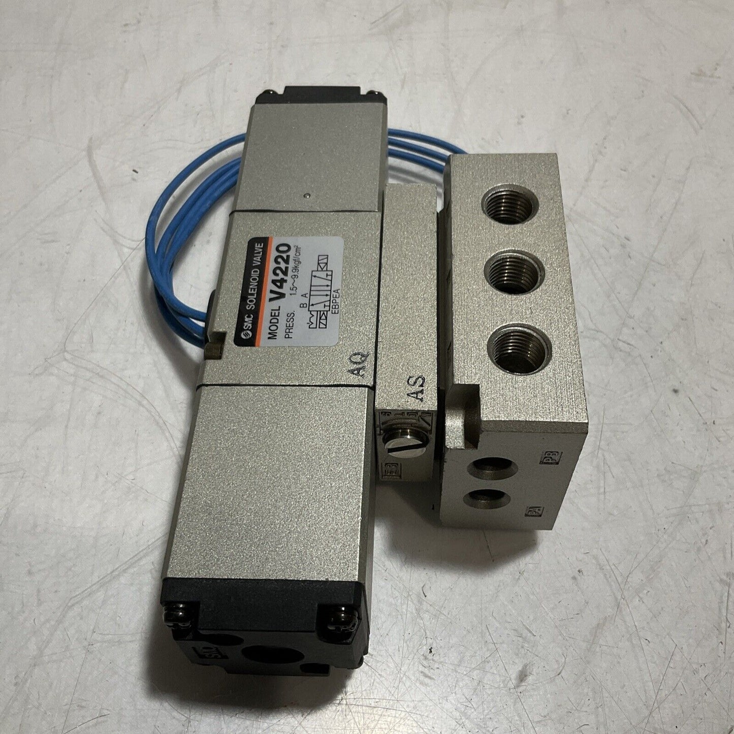 SMC V4220 SOLENOID VALVE PRESS 1.5-9.9KGF/CM2 333