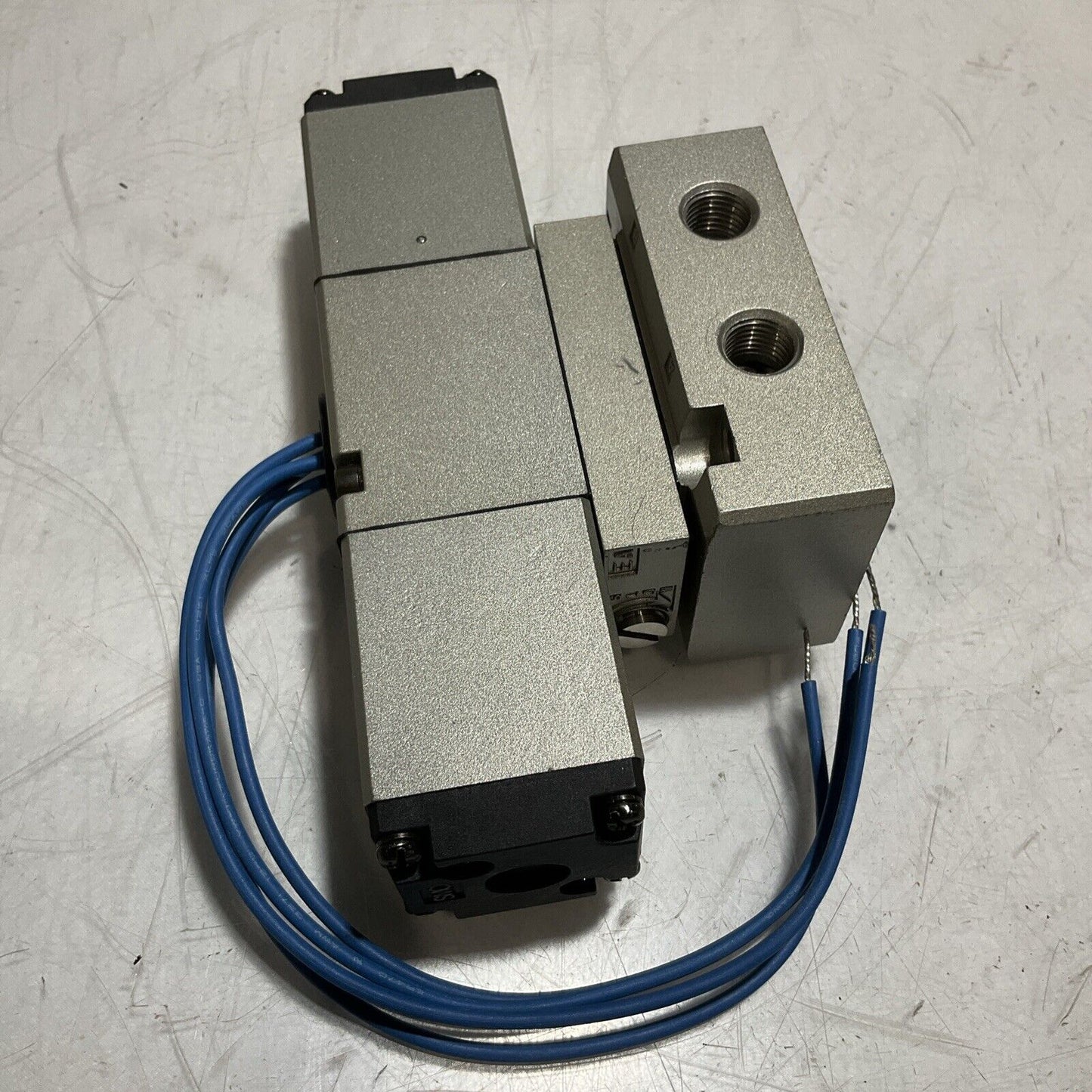 SMC V4220 SOLENOID VALVE PRESS 1.5-9.9KGF/CM2 333